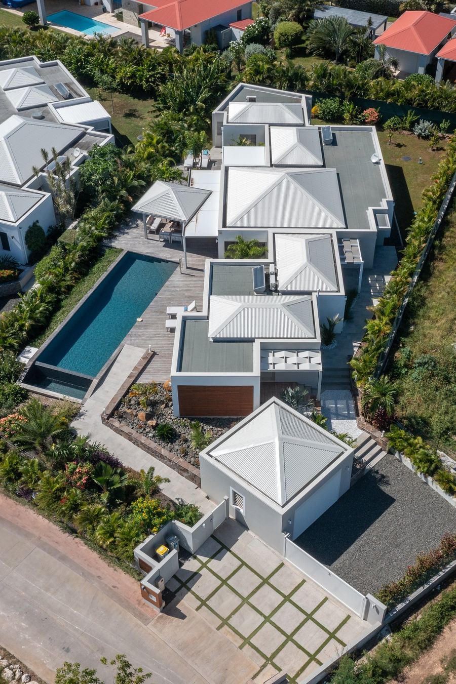 La Villa Chablis vue du ciel : sa piscine à débordement de 13 mètres et son carbet